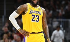 开云平台-湖人丢掉胜利，詹姆斯在比赛中颓废