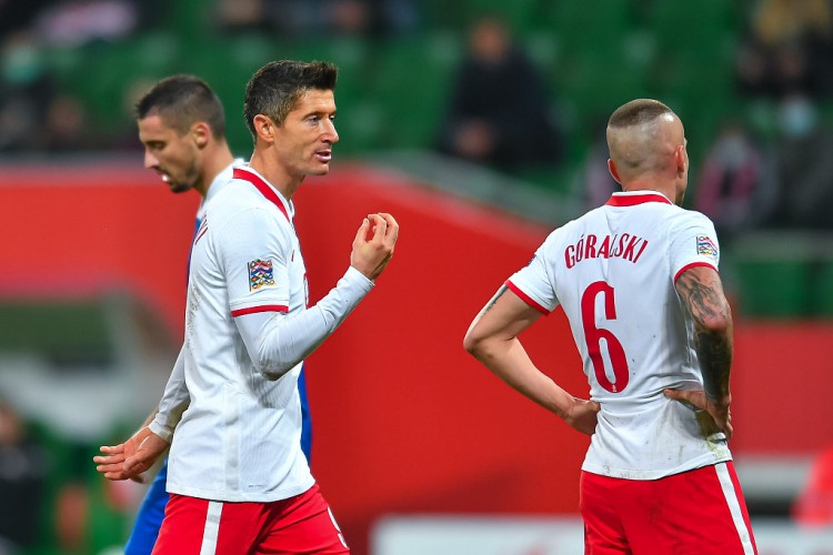 球队在比赛中逐步拉开分数差距,确保胜利 球队在比赛中逐步拉开分数差距,确保胜利