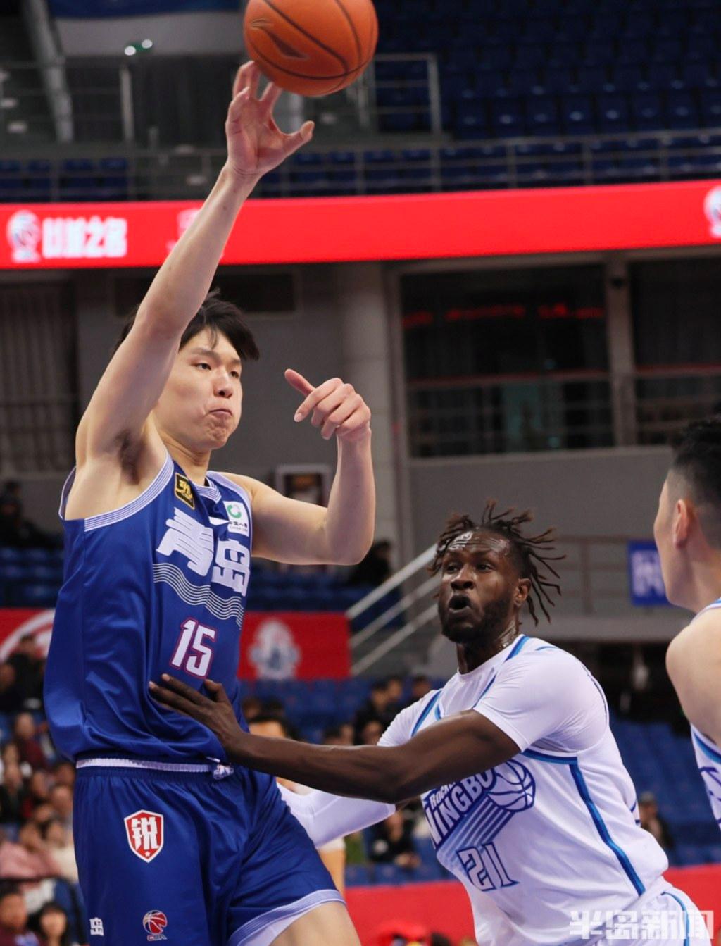 青岛主场大胜,全队表现出色 青岛主场大胜,全队表现出色