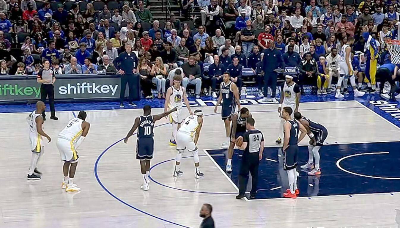 独行侠碾压辽宁队，库里点燃赛场的简单介绍