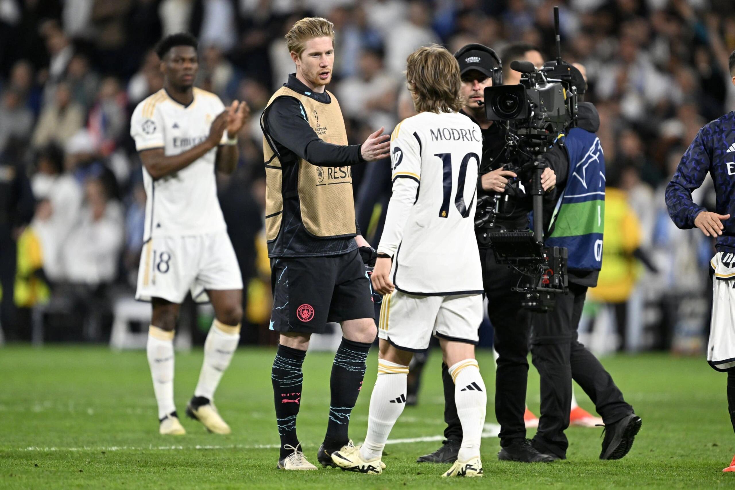 拜仁碾压丹麦，德布劳内扛起全队