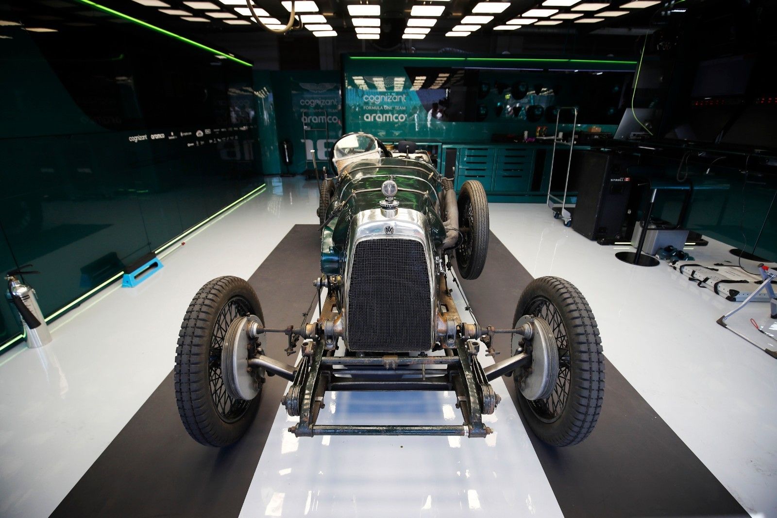 阿斯顿马丁翻盘梅赛德斯,塞恩斯刷新纪录的简单介绍 阿斯顿马丁翻盘梅赛德斯,塞恩斯刷新纪录的简单介绍