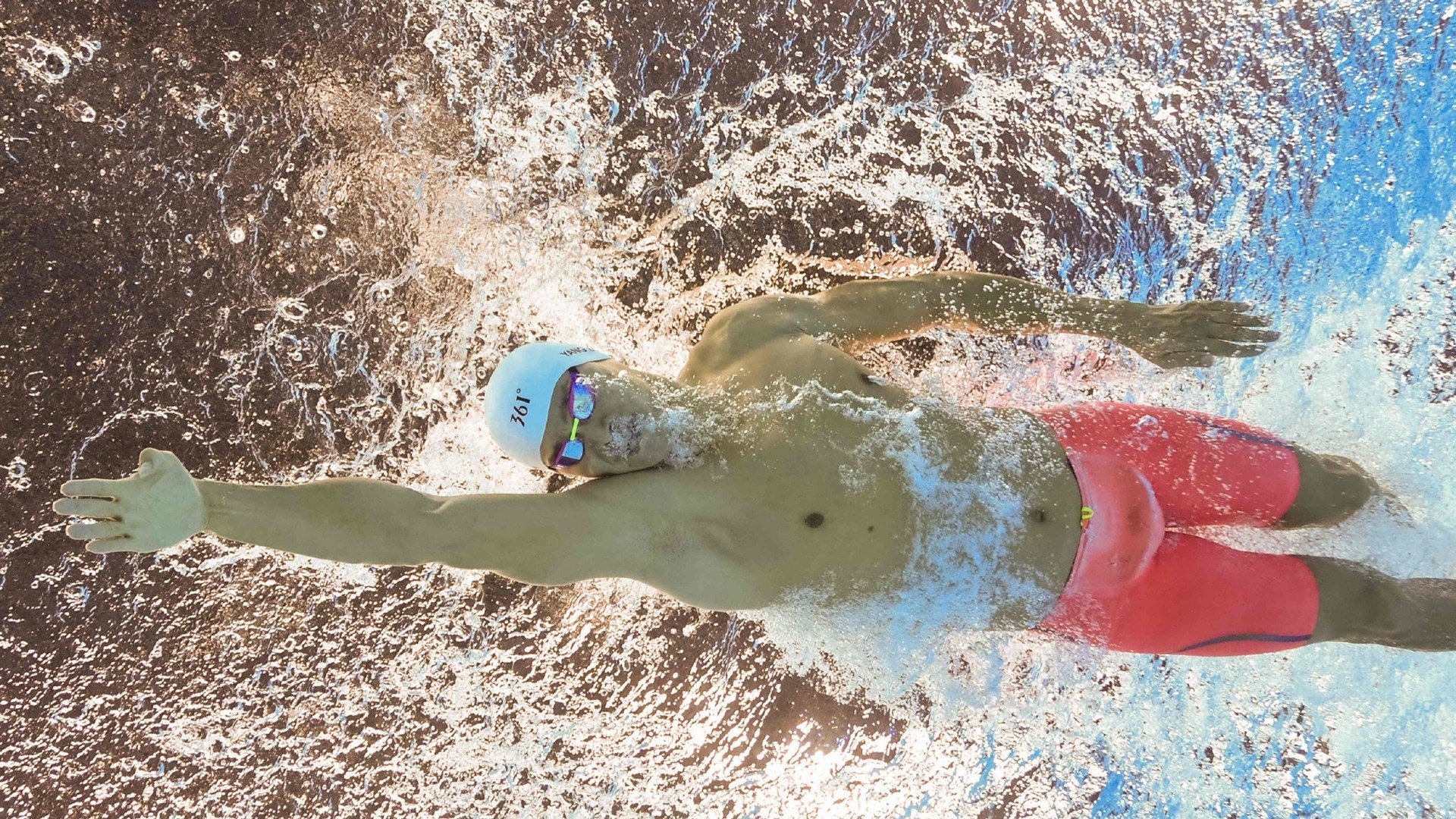 赛道与球场的双重奏，当F1争冠白热化时，丹麦足球的狂胜启示