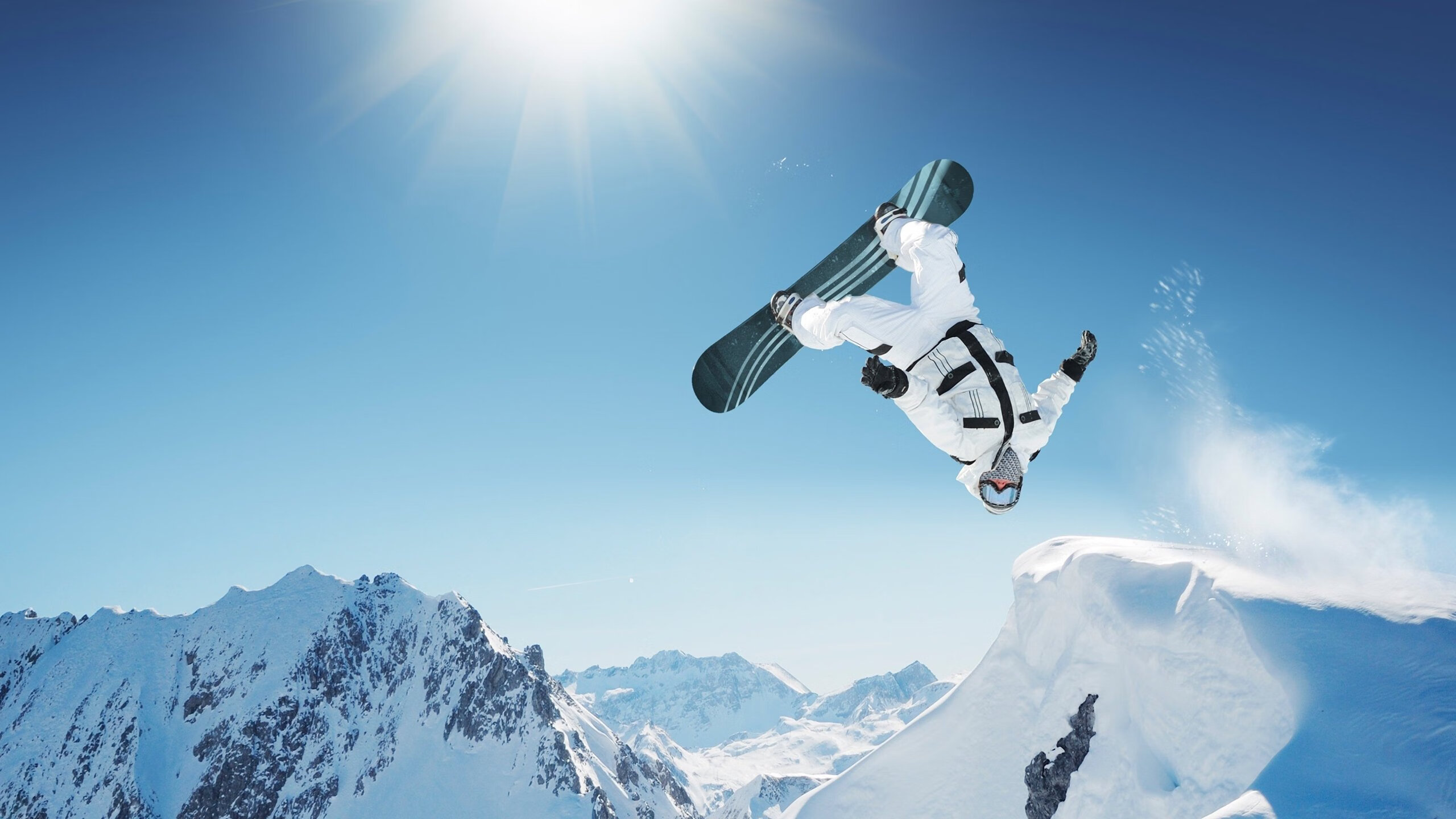 绿茵场上的两极，卡马文加一锤定音与希腊神话般的狂胜